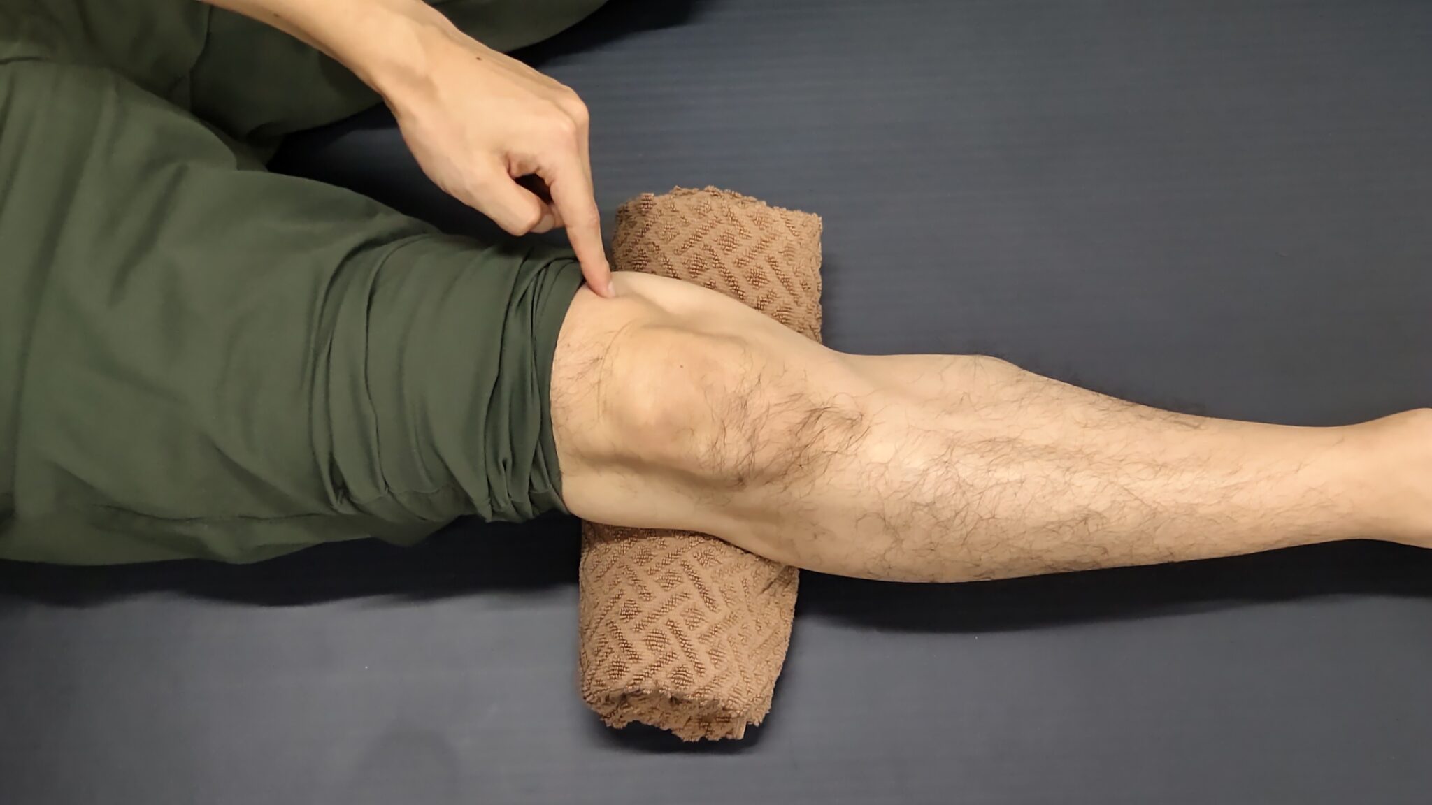 セルフエクササイズ：下肢「クワドセッティング」＊膝痛予防 アジャスト上野 Training&Care｜上野・入谷でパーソナルトレーニングジムなら